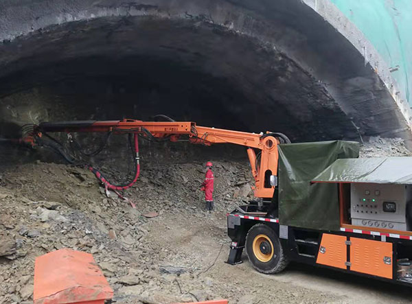 隧道混凝土濕噴臺(tái)車(chē)施工視頻